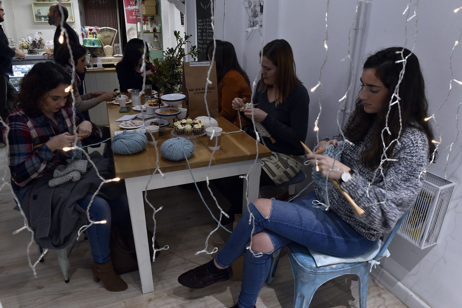 Los momentos de charla se intercalan con los de silencio, en los que las participantes se abstraen con la tarea.