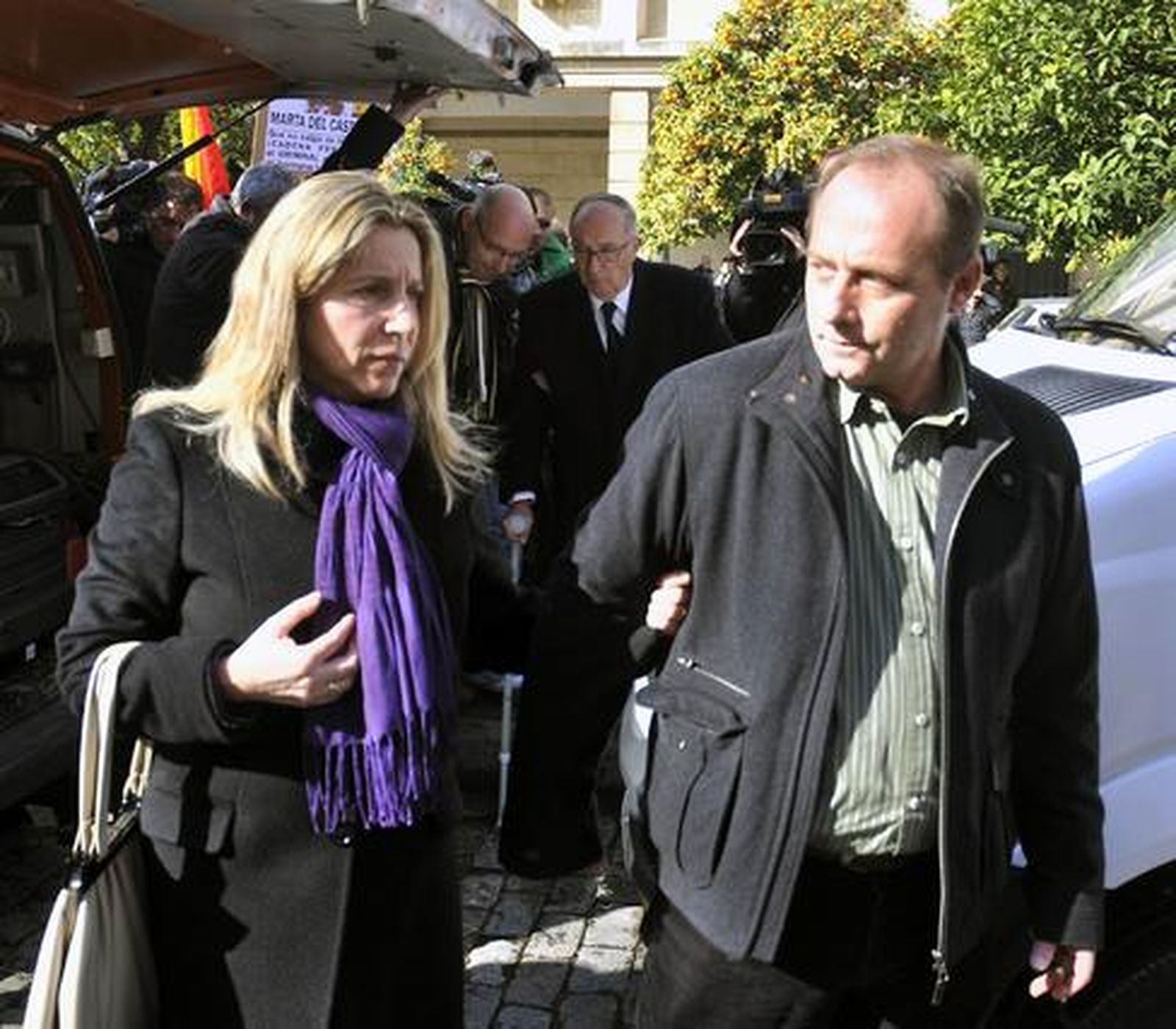 Los padres de Marta, Eva Casanueva y Antonio del Castillo, a la salida del Juzgado.

Foto: Juan Carlos Vázquez