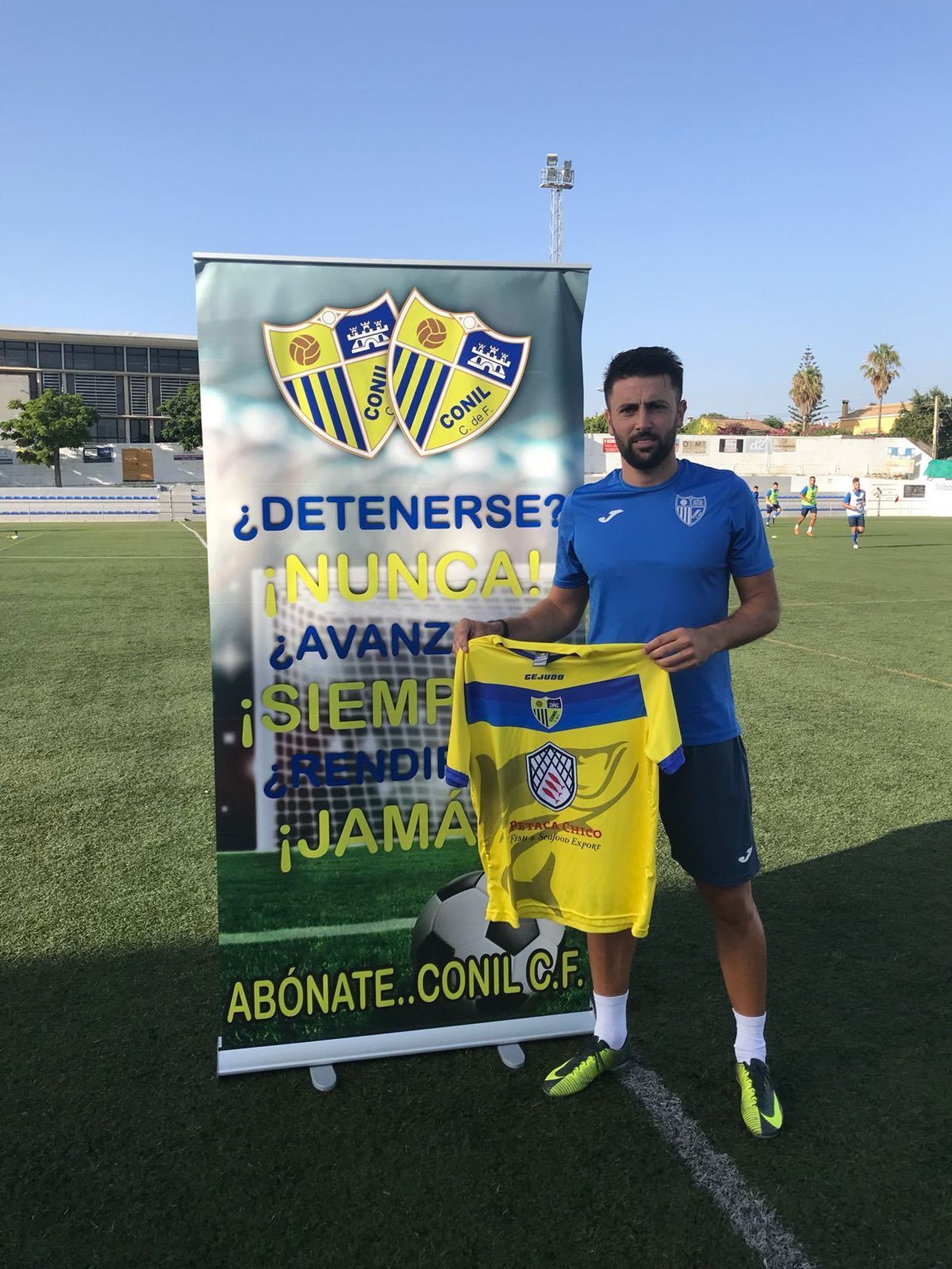Rubén Díaz posa con la camiseta de su nuevo equipo.
