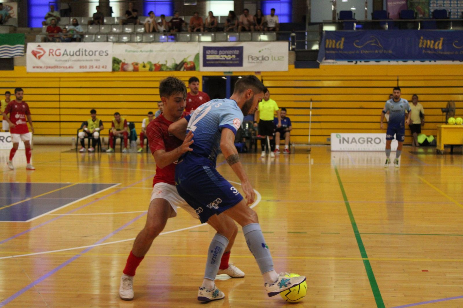 Un jugador celeste protege el balón ante la oposión de un rival del conjunto jienense.