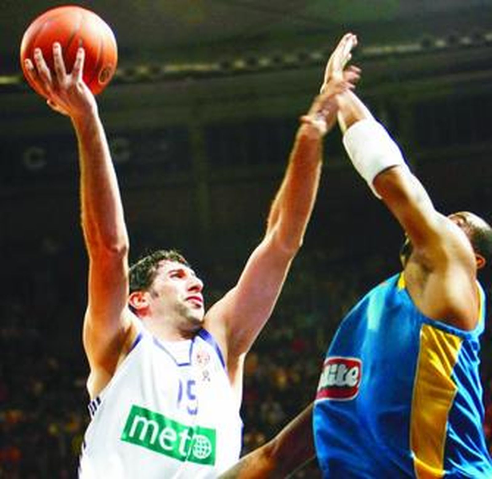 Álex Mumbrú lanza a canasta ante la oposición de un jugador del Maccabi.