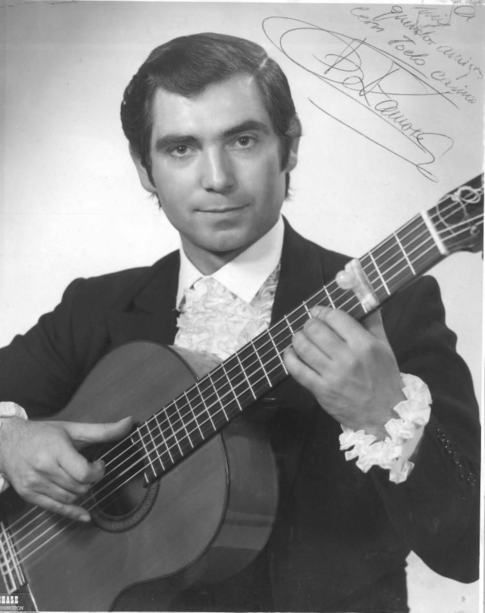 Torcuato Zamora a la guitarra de joven.