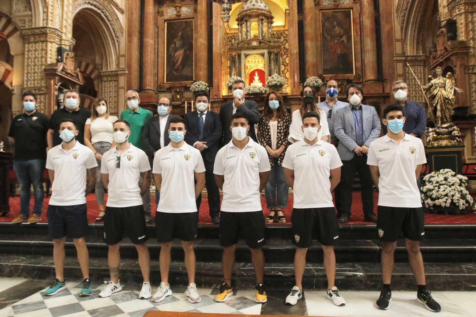 La delegación del Córdoba Patrimonio de la Humanidad, en su visita a la Mezquita-Catedral.