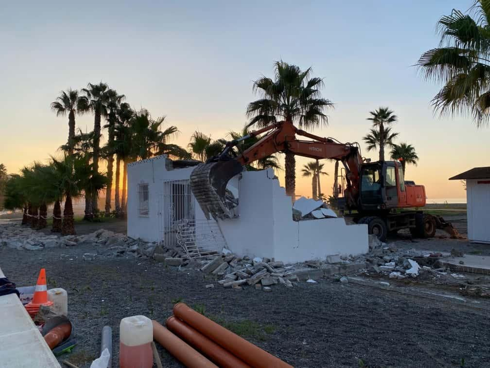 Imagen del derribo de los módulos de aseo de la Playa de Poniente de Motril