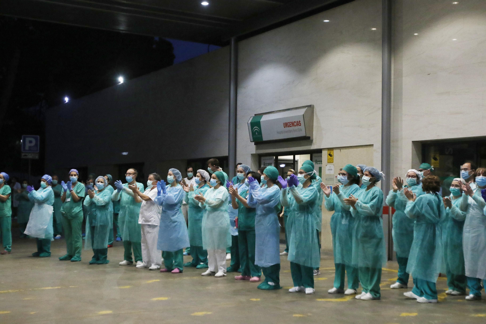 Los profesionales del Hospital Reina Sofía de Córdoba devuelven los aplausos de los cordobeses