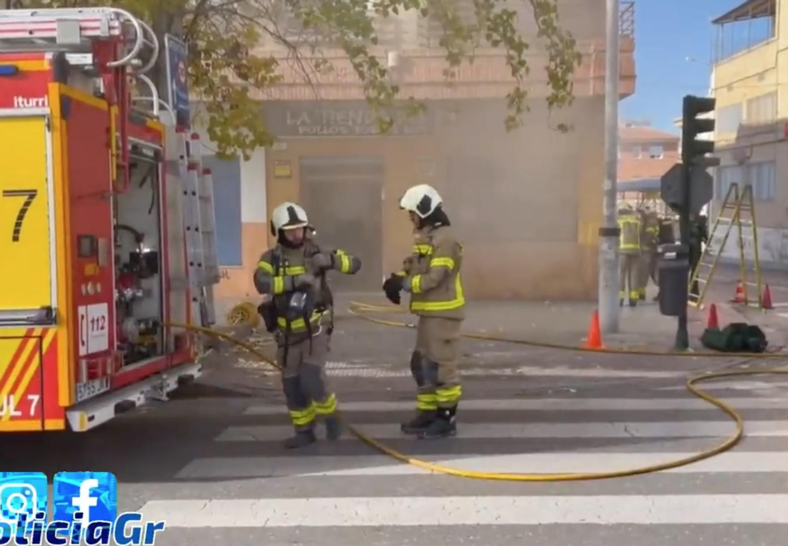 Los Bomberos de Granada, en plena actuación en el asadero.