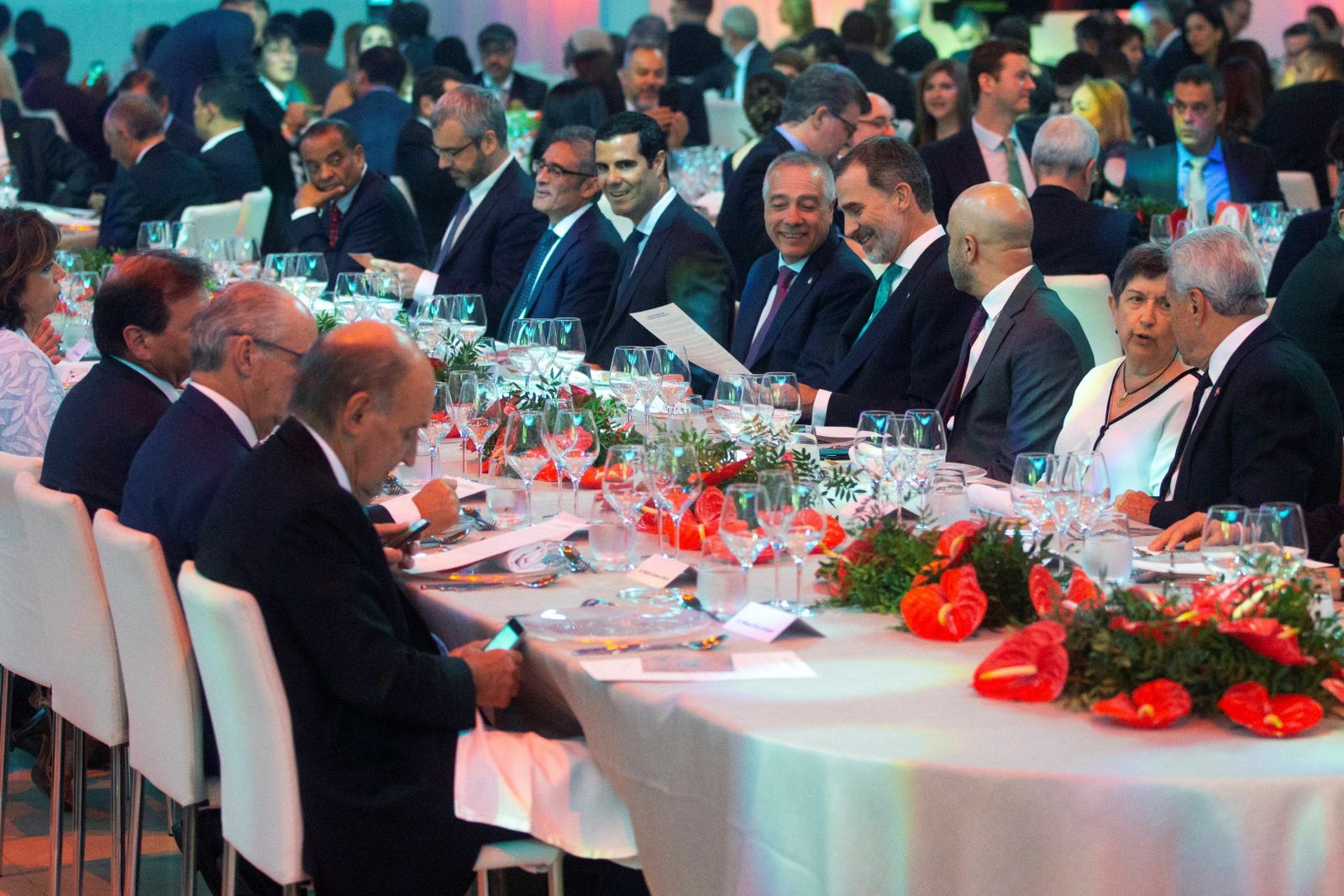 Felipe VI (4d) habla con el presidente del Consorcio de la Zona Franca, Pere Navarro, durante la cena de 'La Nit de la Logística' que se celebró el jueves por la noche en Barcelona.