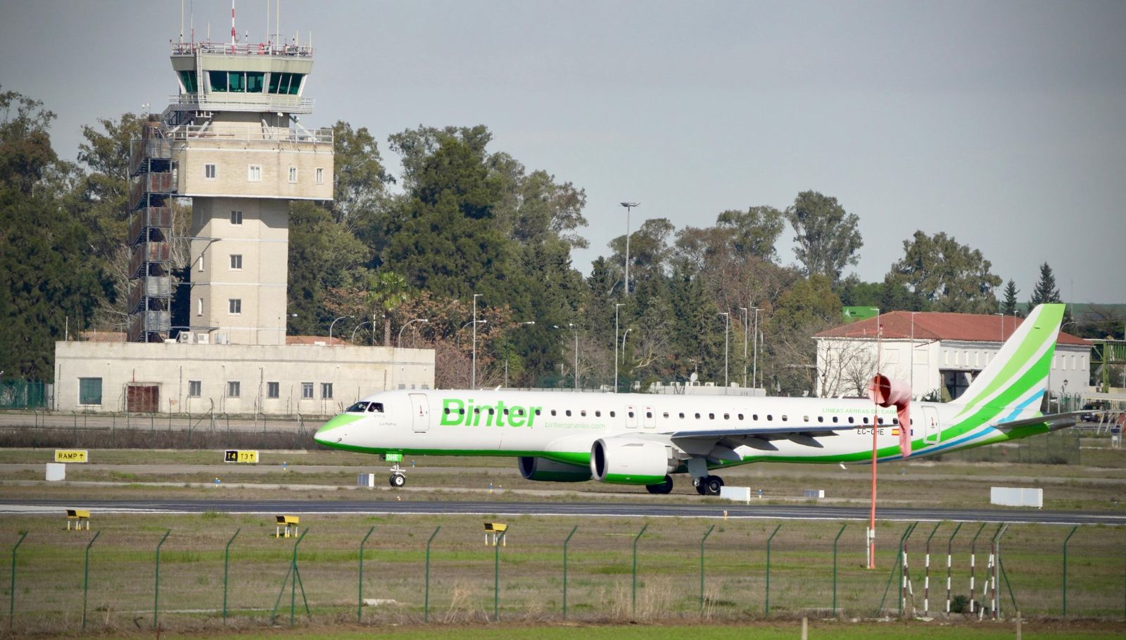 El avión de la compañía Binter desviado desde Sevilla este mediodía