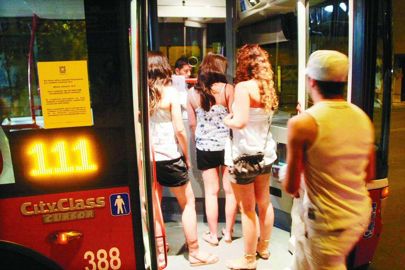 Los buses de Granada tendrán paradas antiacoso