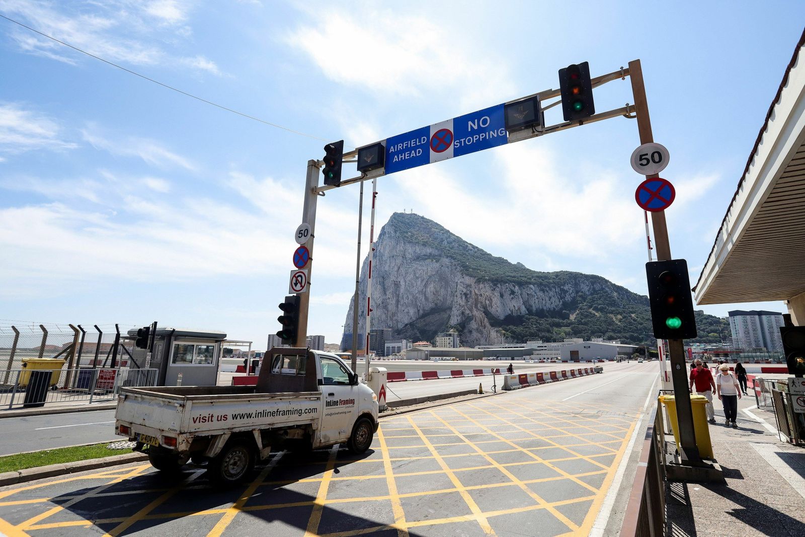 El paso a través del aeropuerto, en el istmo.
