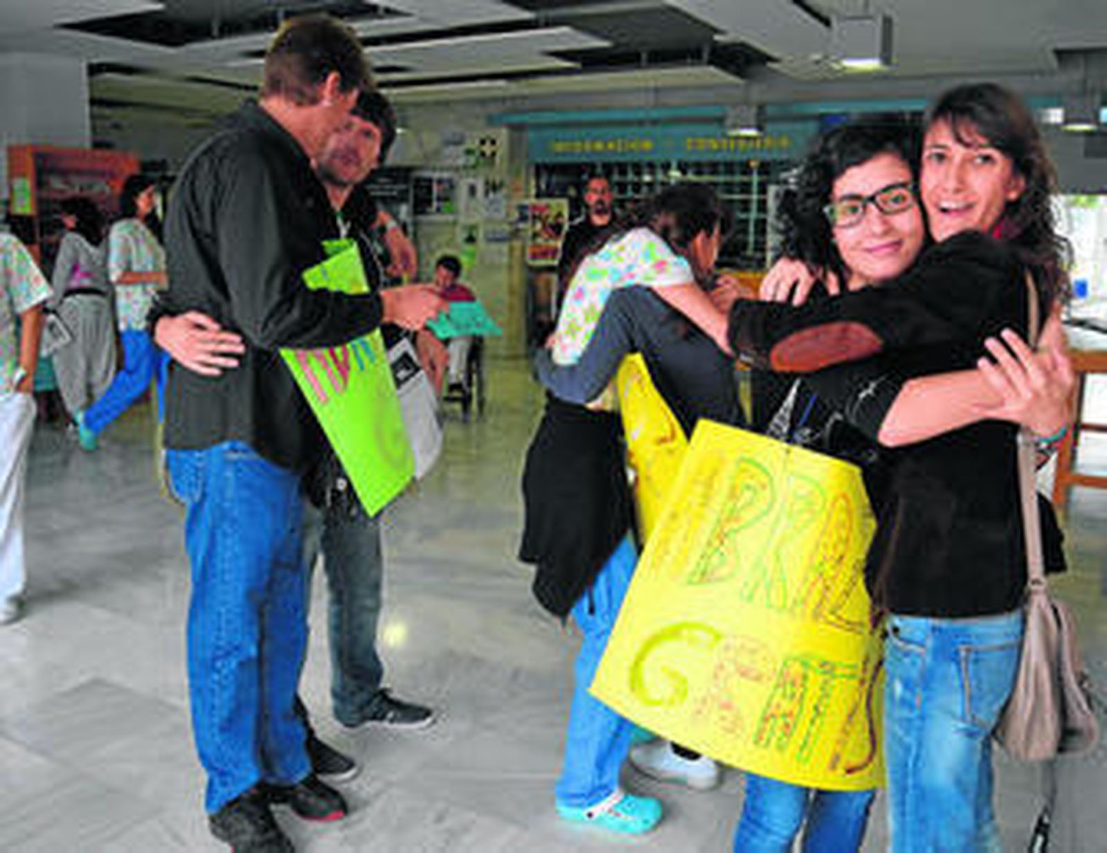 Los abrazos no cuestan y son gratis