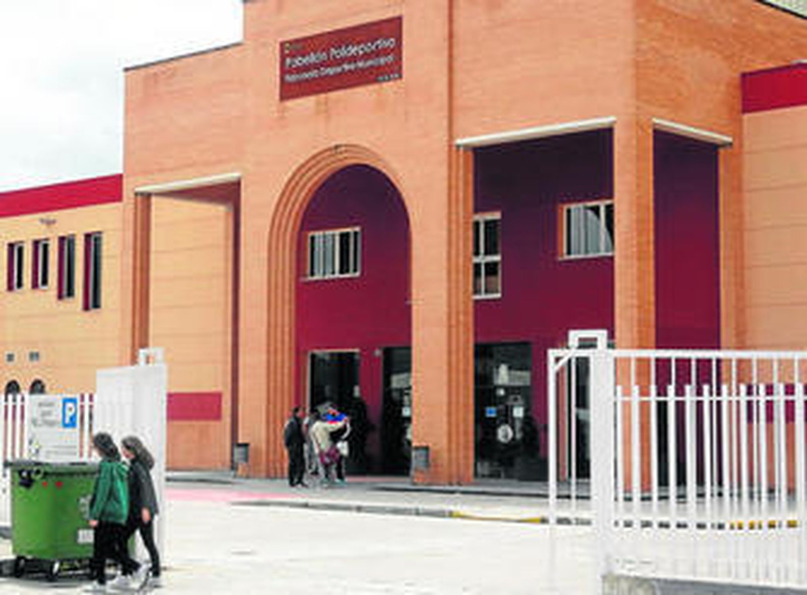 Fachada principal del Pabellón Deportivo Municipal de Lucena.