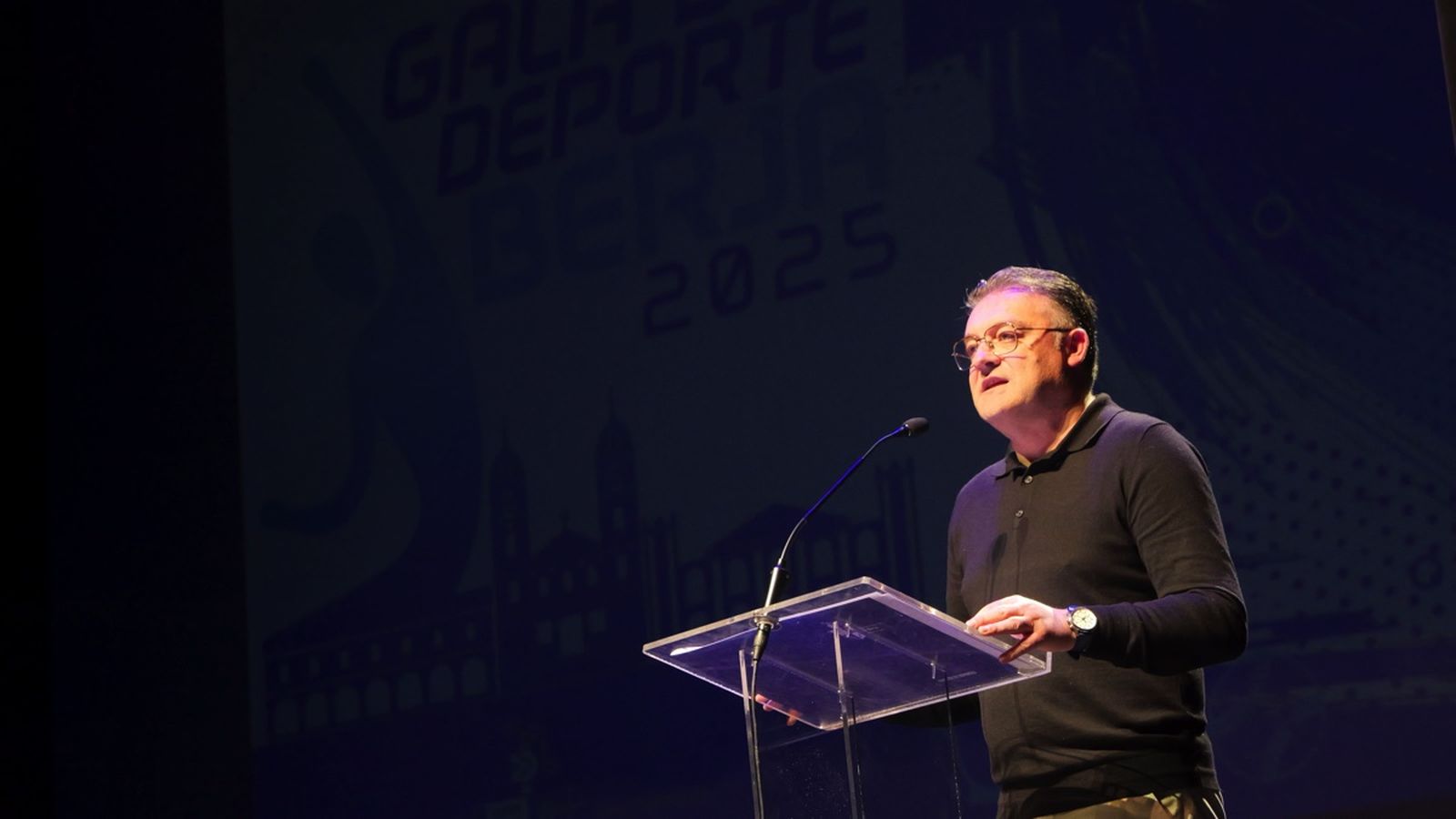 El alcalde de Berja, José Carlos Lupión, durante su intervención en la Gala del Deporte de Berja.