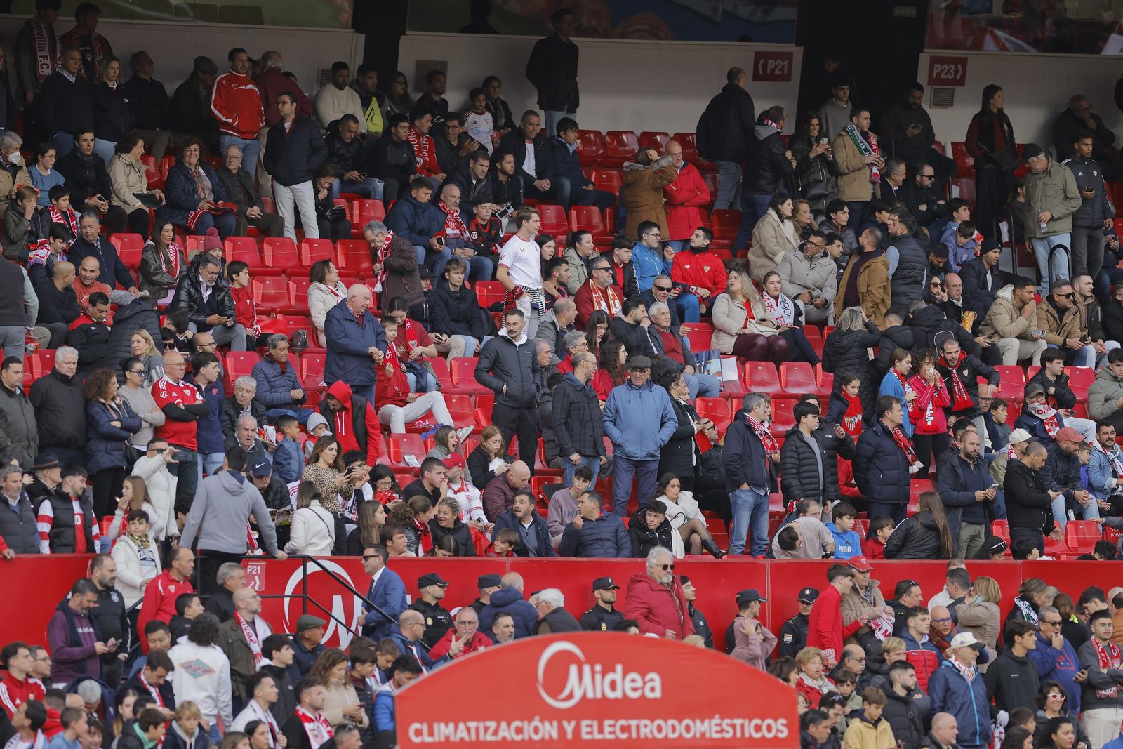 Búscate en las fotos del Sevilla -Betis