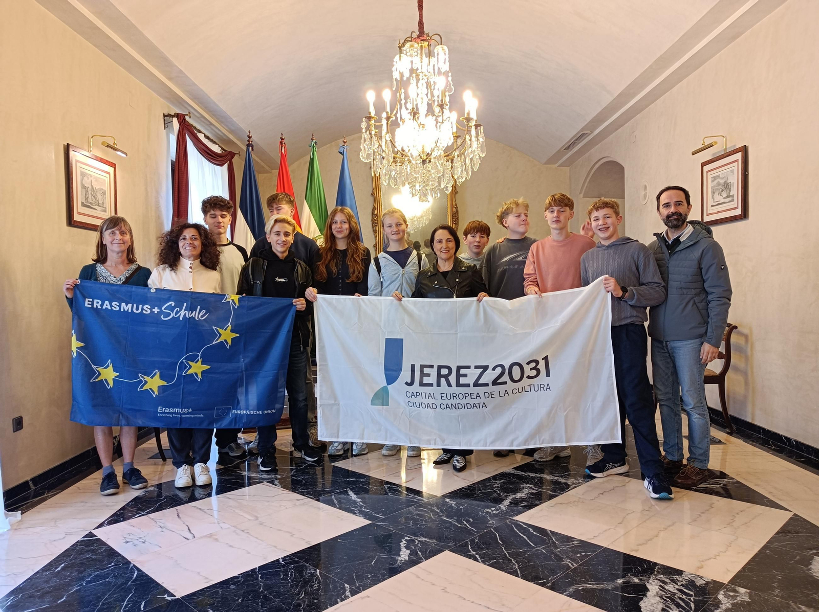 Estudiantes alemanes de Erasmus+ en el Coloma, con Nela García en el Ayuntamiento de Jerez.
