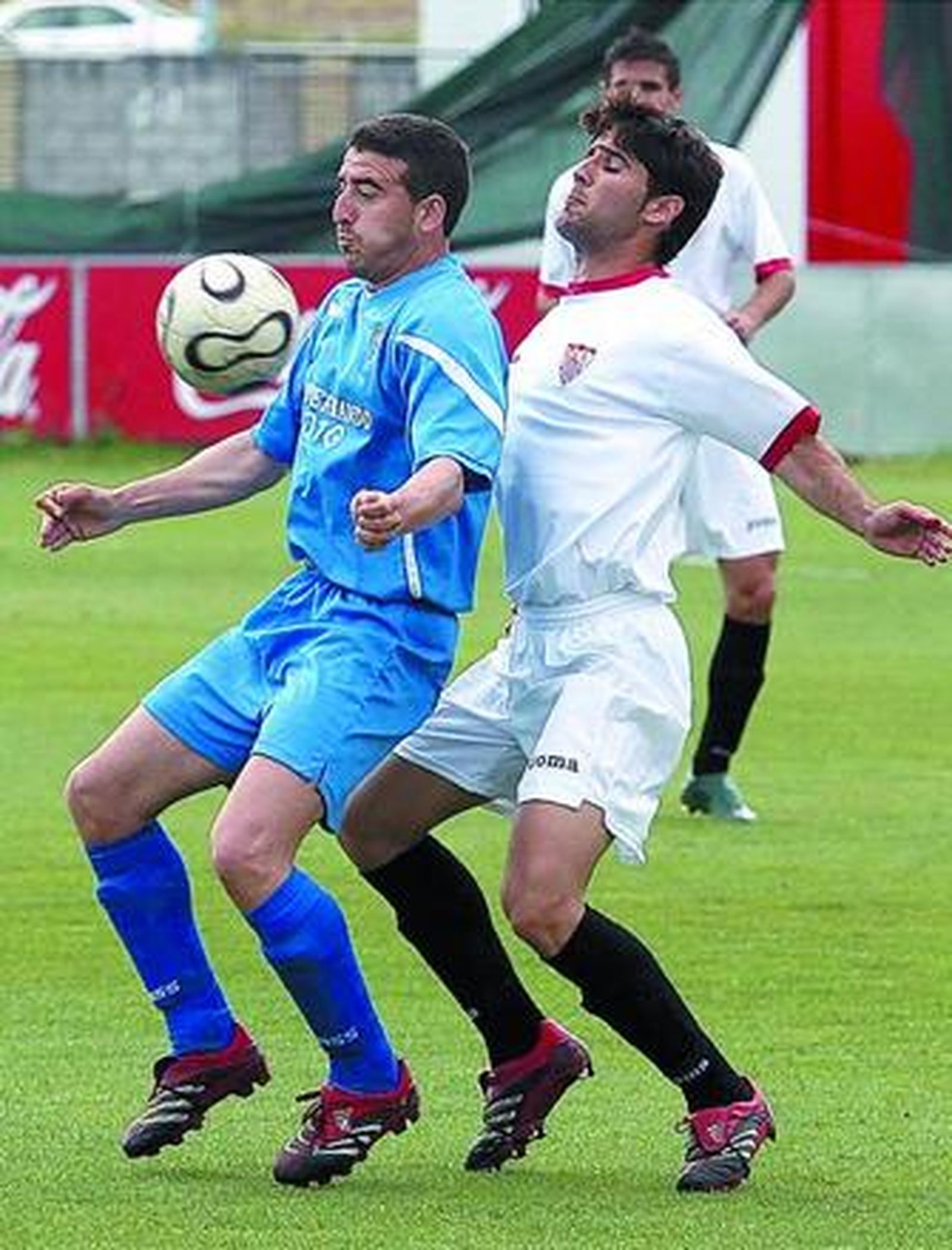 Puli trata de controlar el balón pese a la presión de un adversario.