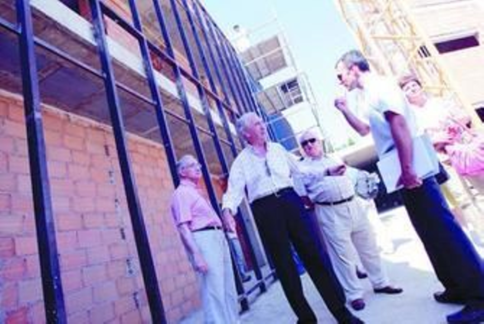 Juan Megino conversa con el arquitecto del proyecto del edificio que albergará la sede de A toda Vela.