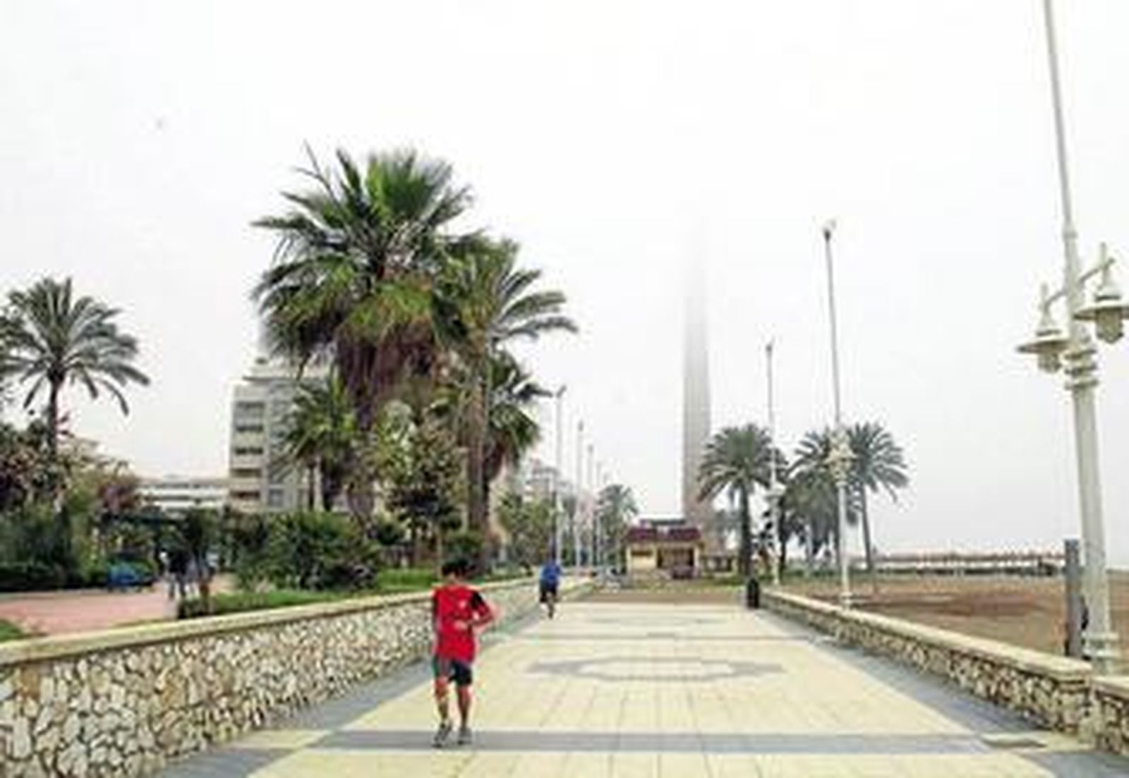 La niebla cubría ayer el paseo marítimo Antonio Banderas de la capital.