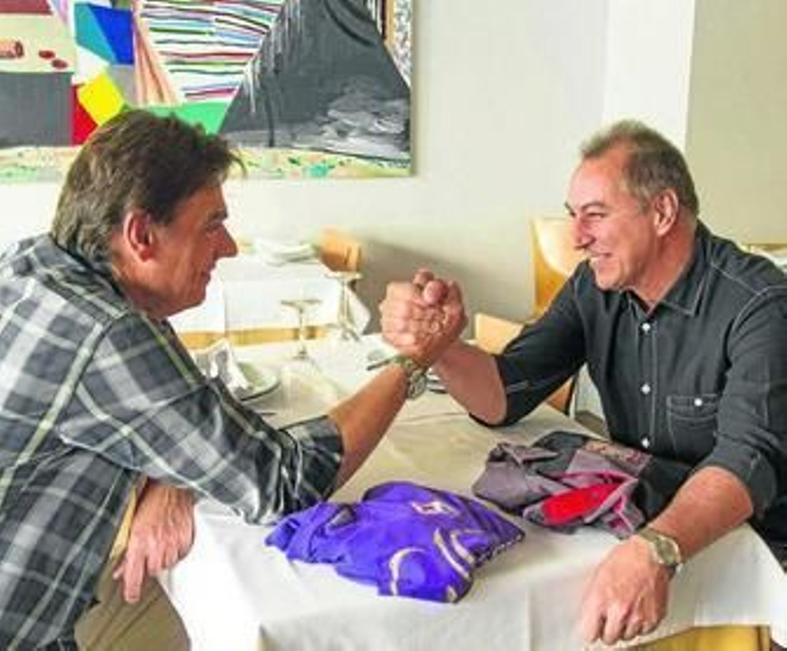 Massimo Sardelli y 'Piru' Balón, en el salón de su restaurante con una camiseta de la Fiorentina y un polo del Sevilla.