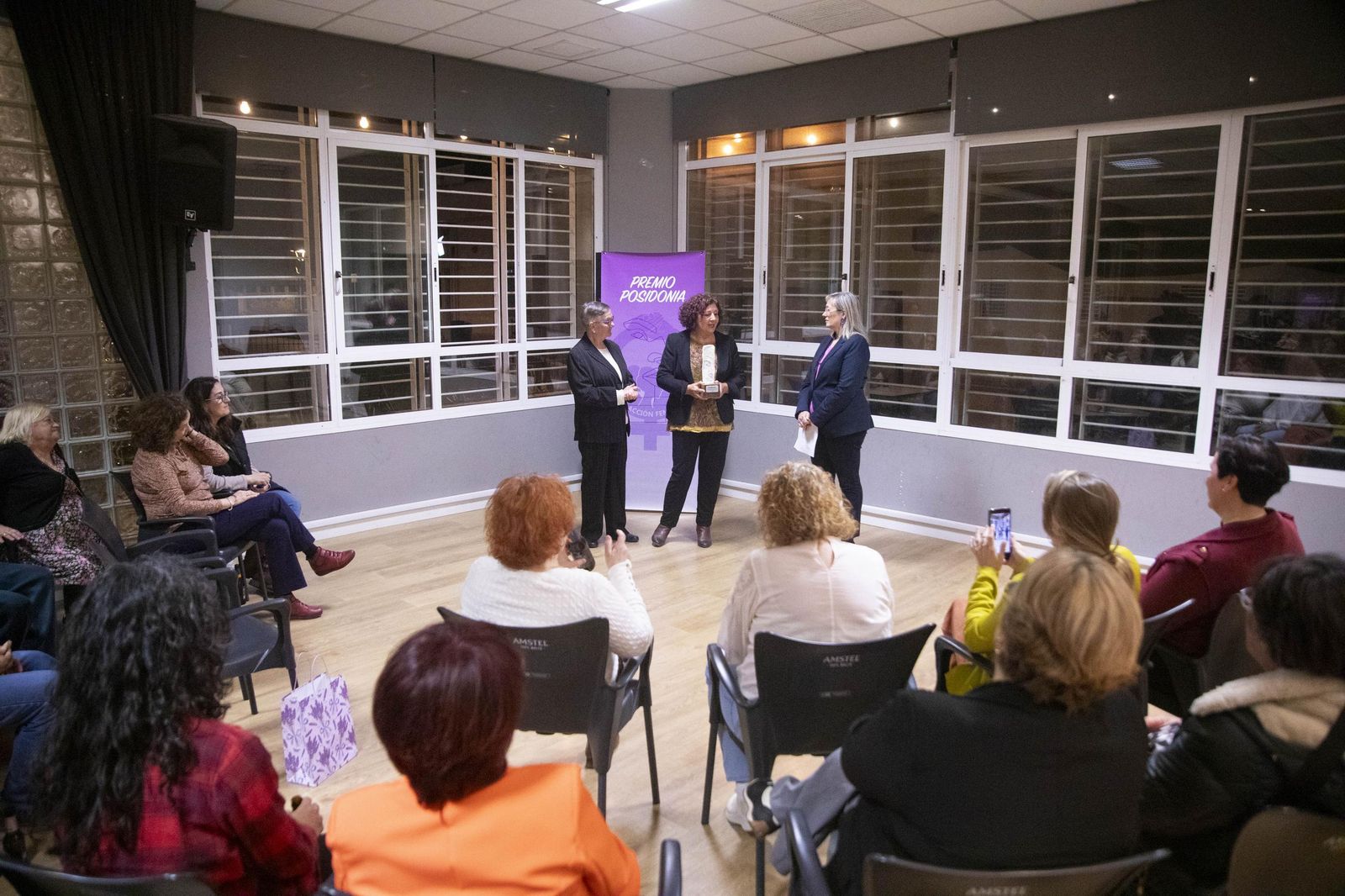 La Plataforma de Acción Feminista en Almería rinde homenaje a las mujeres de la Desbandá con su II Premio ‘Posidonia’ a Loli Sierra, vicepresidenta de la Asociación Memorialista de la Desbandá, en imágenes