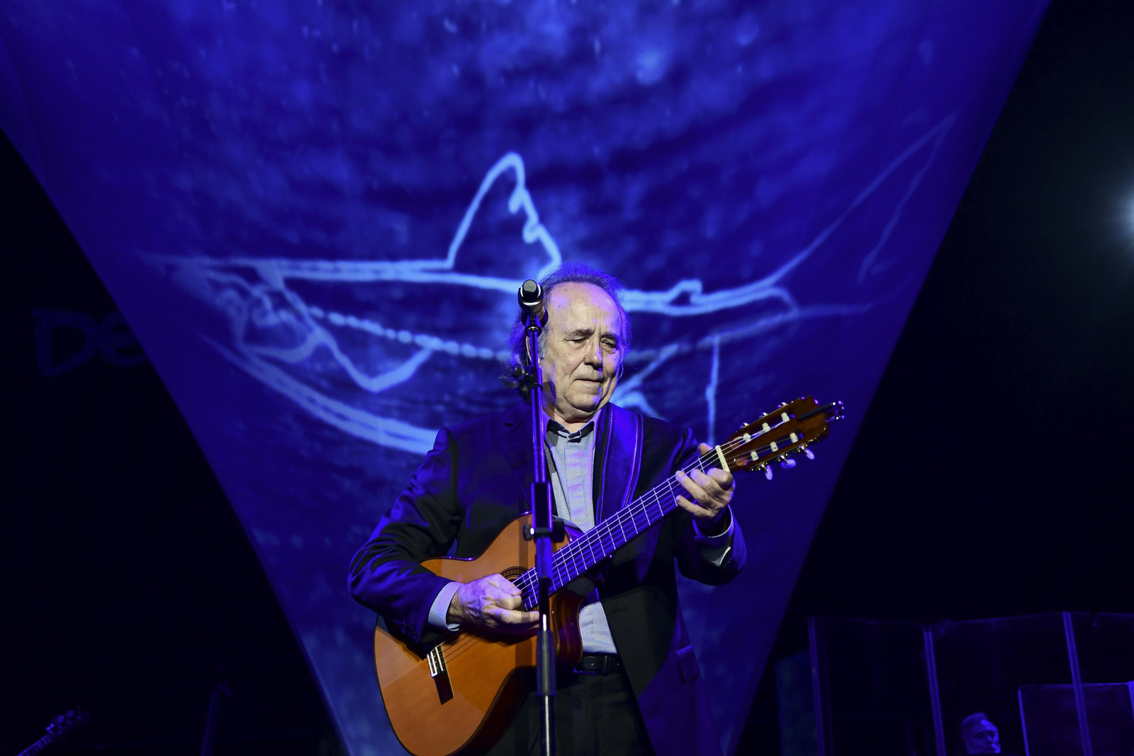 Joan Manuel Serrat toca la guitarra durante uno de los temas que interpretó en La Axerquía.