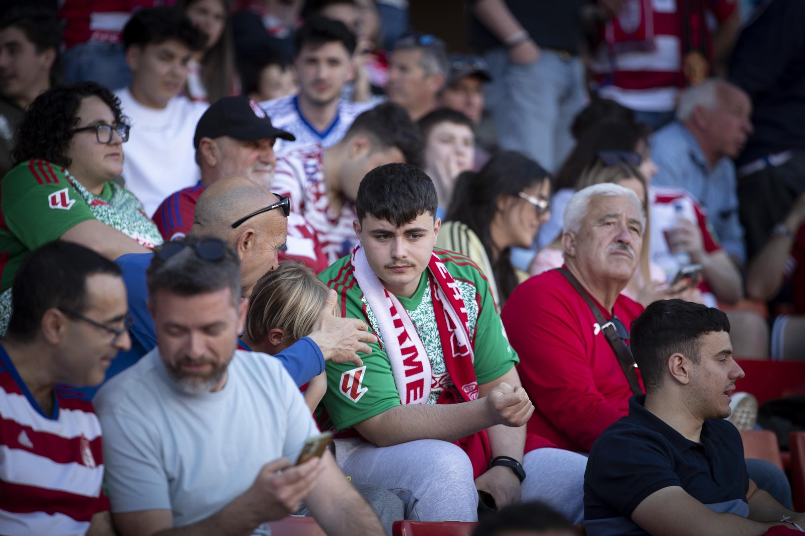 Encuéntrate en la grada de Los Cármenes en el partido del Granada CF-Elche