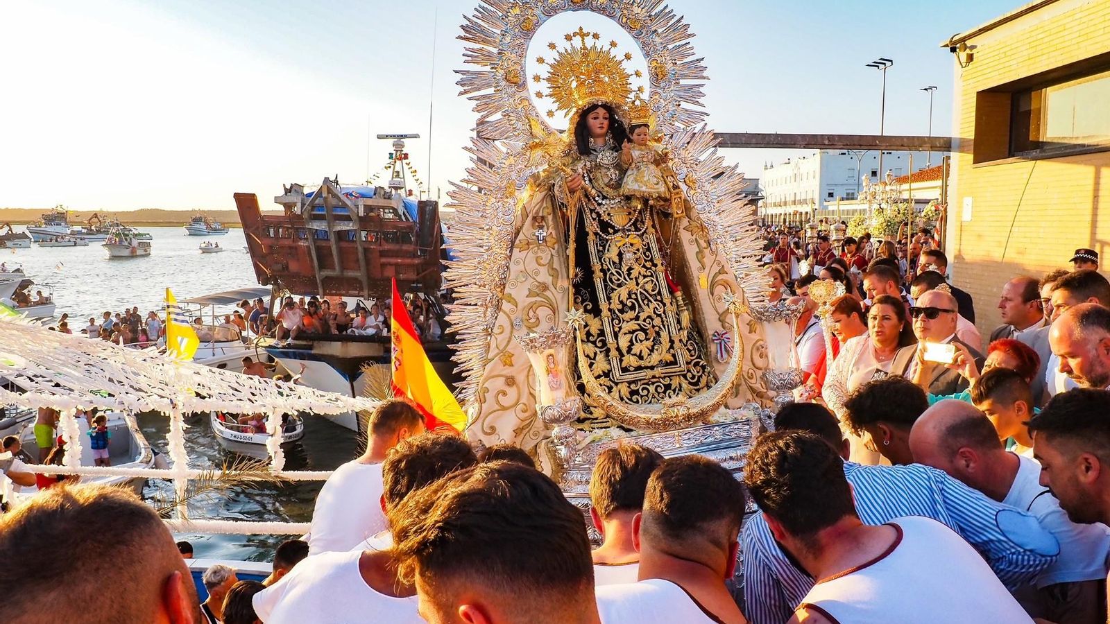 Procesión de la Virgen del Carmen por Isla Cristina. Procesión de la Virgen del Carmen por Isla Cristina.