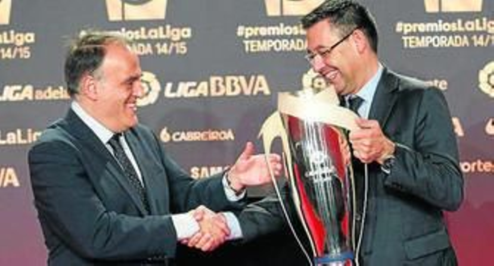 Tebas saluda a Bertomeu en la entrega del premio.