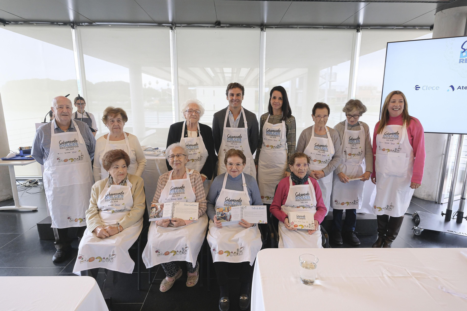 Personas usuarias de diversos servicios de Ayuda a Domicilio de Sevilla junto a responsables de Clece y filiales.