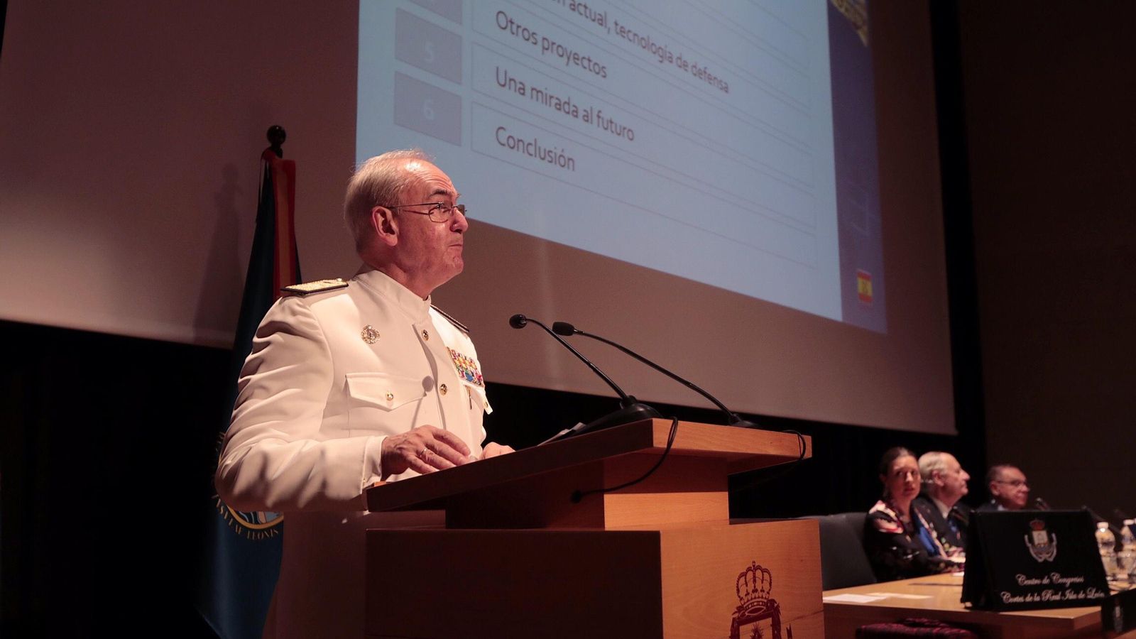 El almirante Teodoro López Calderón durante su intervención en el centro de congresos de San Fernando.