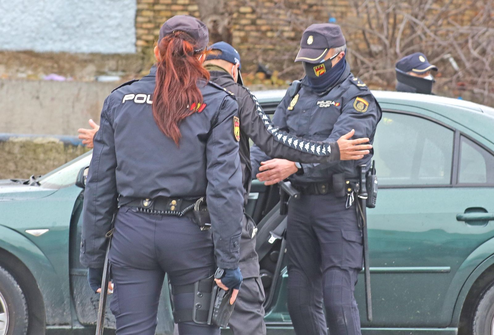 Agentes realizan un cacheo ayer en la Zona Sur tomando todas las precauciones.