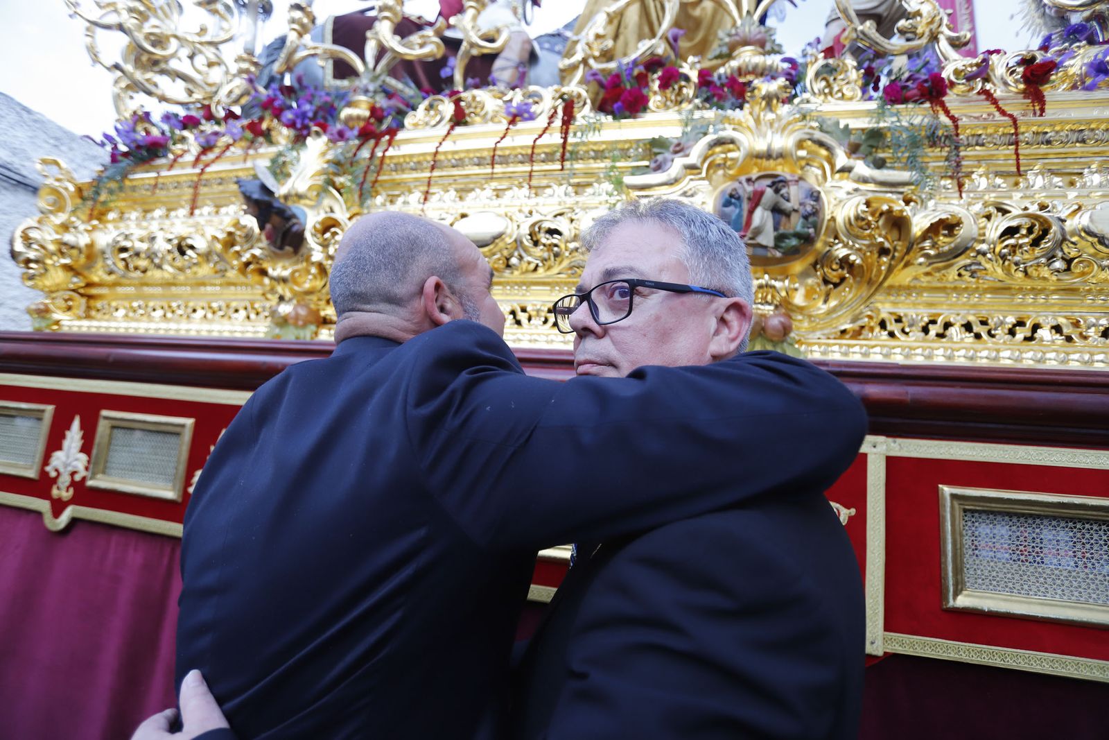 La Hermandad de la Sagrada Lanzada hace su estación de penitencia por las calles de Huelva