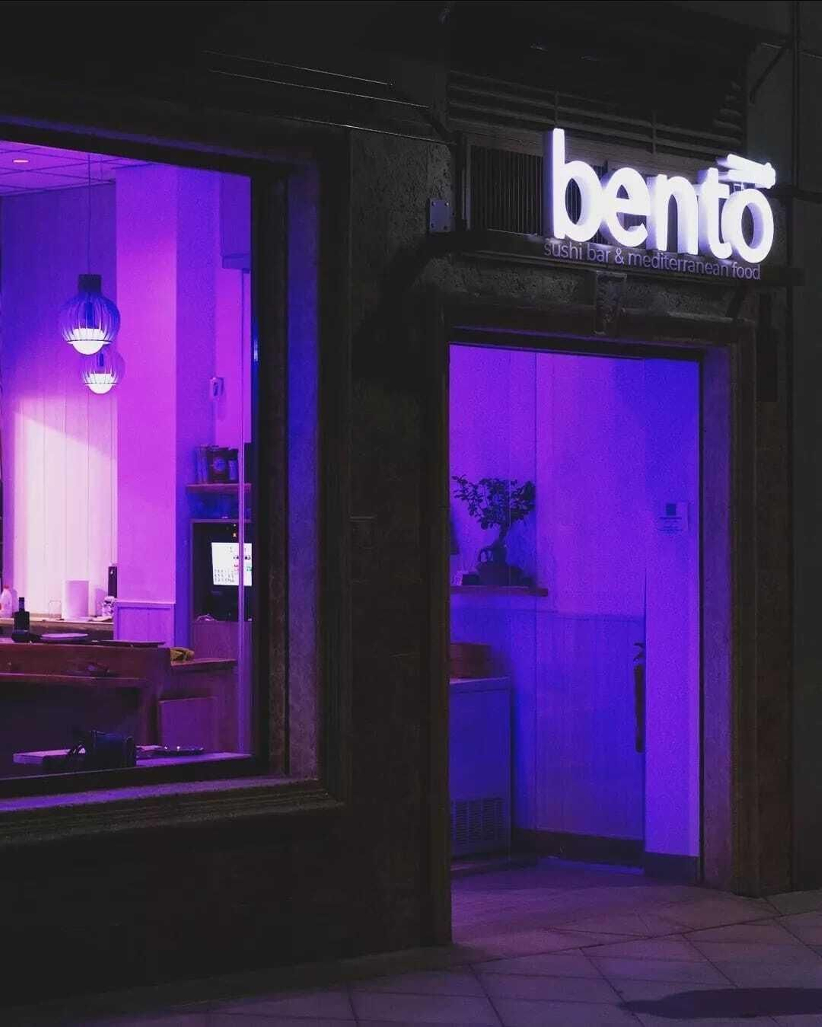 Entrada al bar de Bento, especialista en sushi japonés, en El Bulevar.