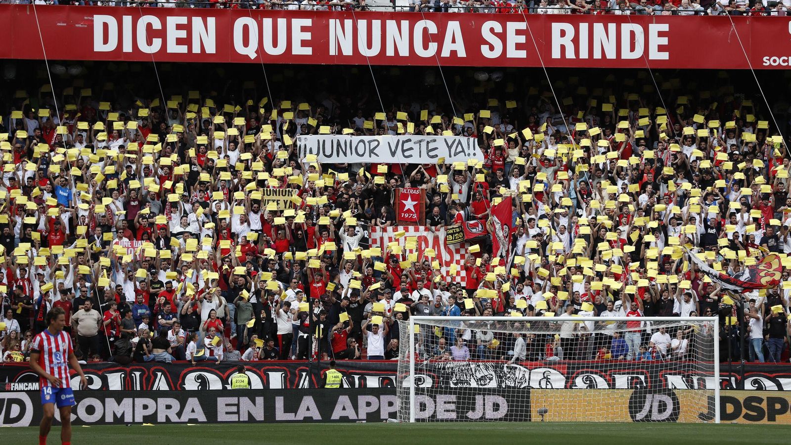 Imagen de Gol Norte en el minuto 58 con las cartulinas de "Júnior, vete ya".