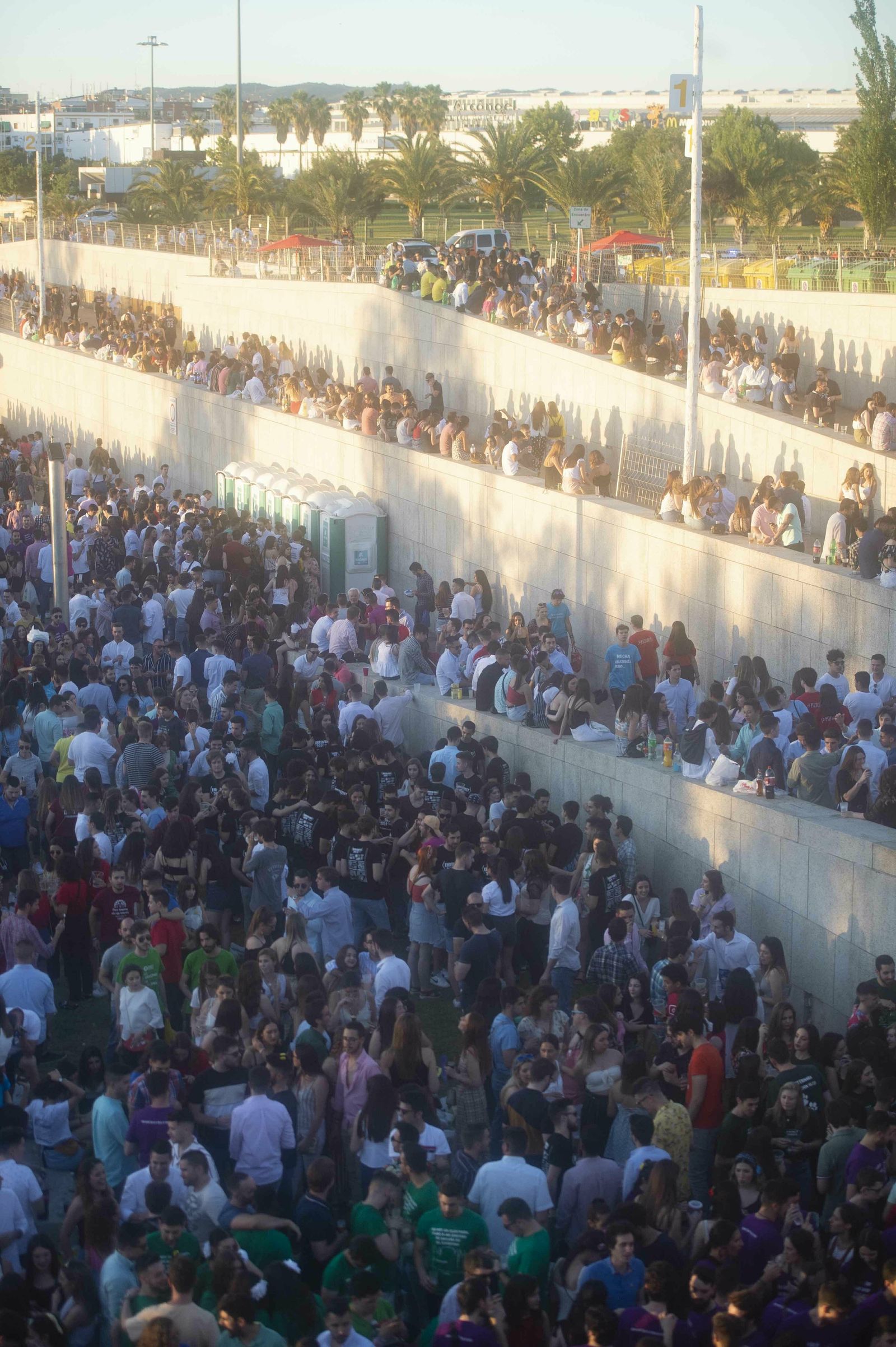 El botellón y la calle del Infierno de la Feria, en imágenes