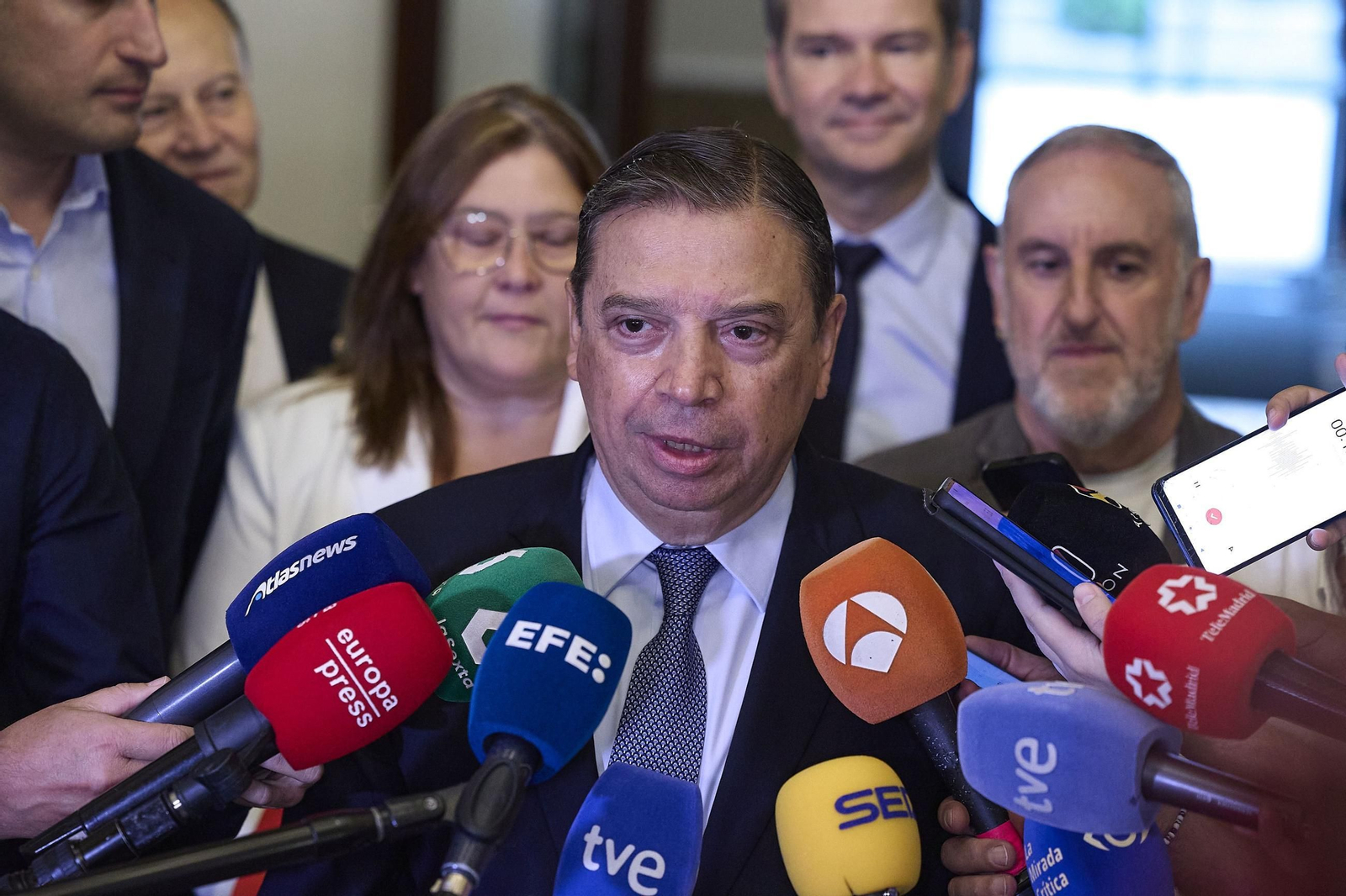 El ministro de Agricultura, Luis Planas, antes de su comparecencia en la comisión del Senado sobre los incendios.