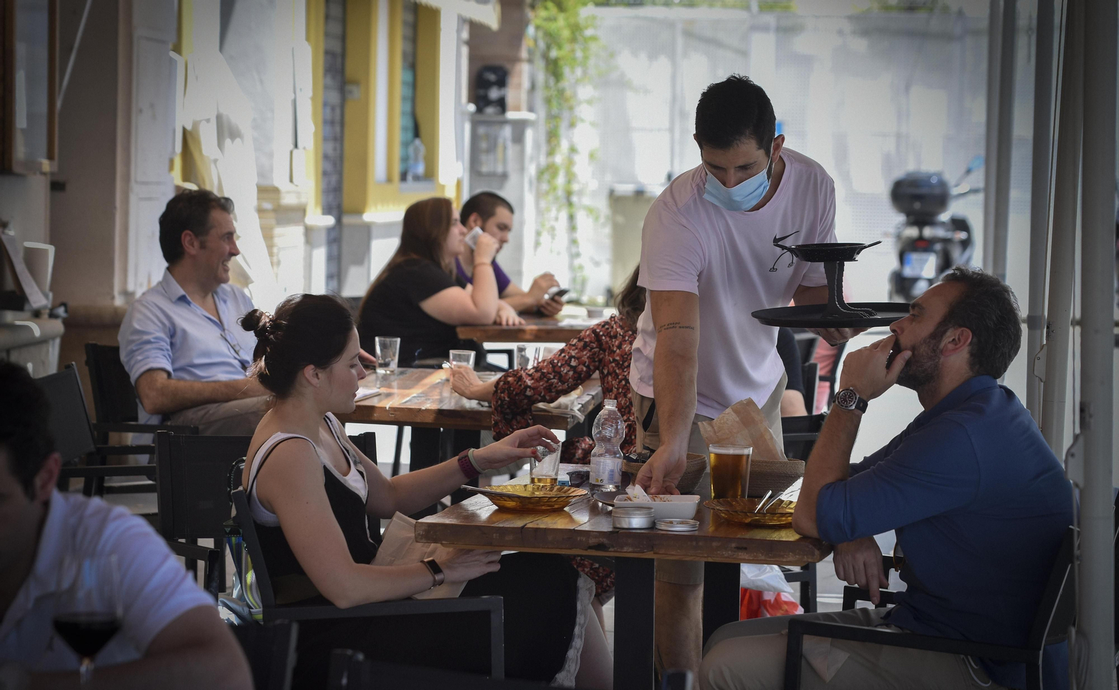 Desescalada en Sevilla: Reservas y esperas en los bares durante la fase 1