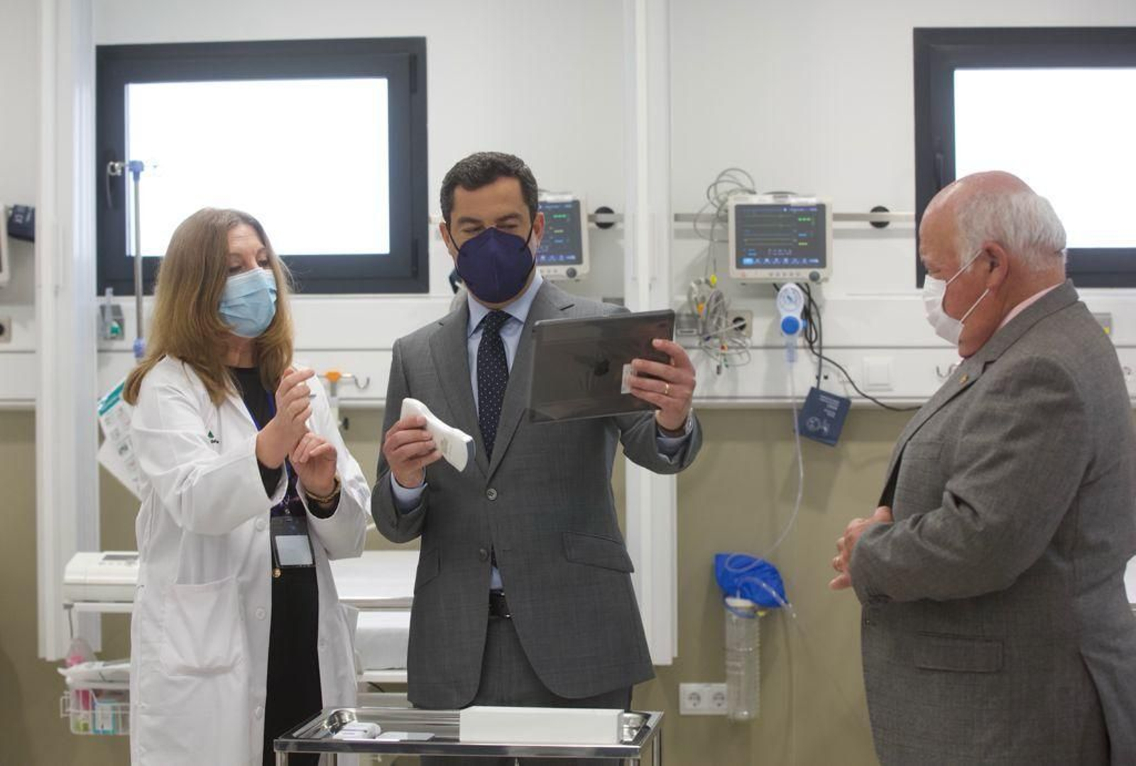 El presidente andaluz, Juanma Moreno, junto al consejero de Salud, Jesús Aguirre, y la jefa de Urgencias en el Hospital Macarena.