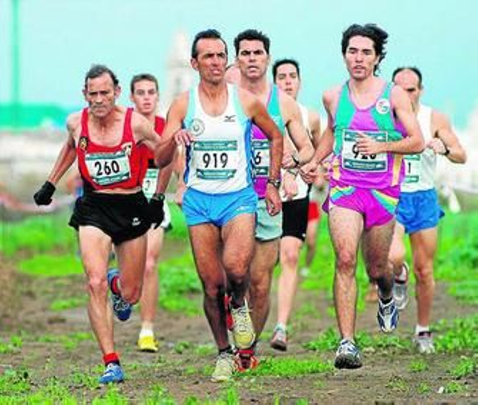 Julio Fernández (a la izquierda, con el dorsal 260) es un autodidacta dentro del atletismo.