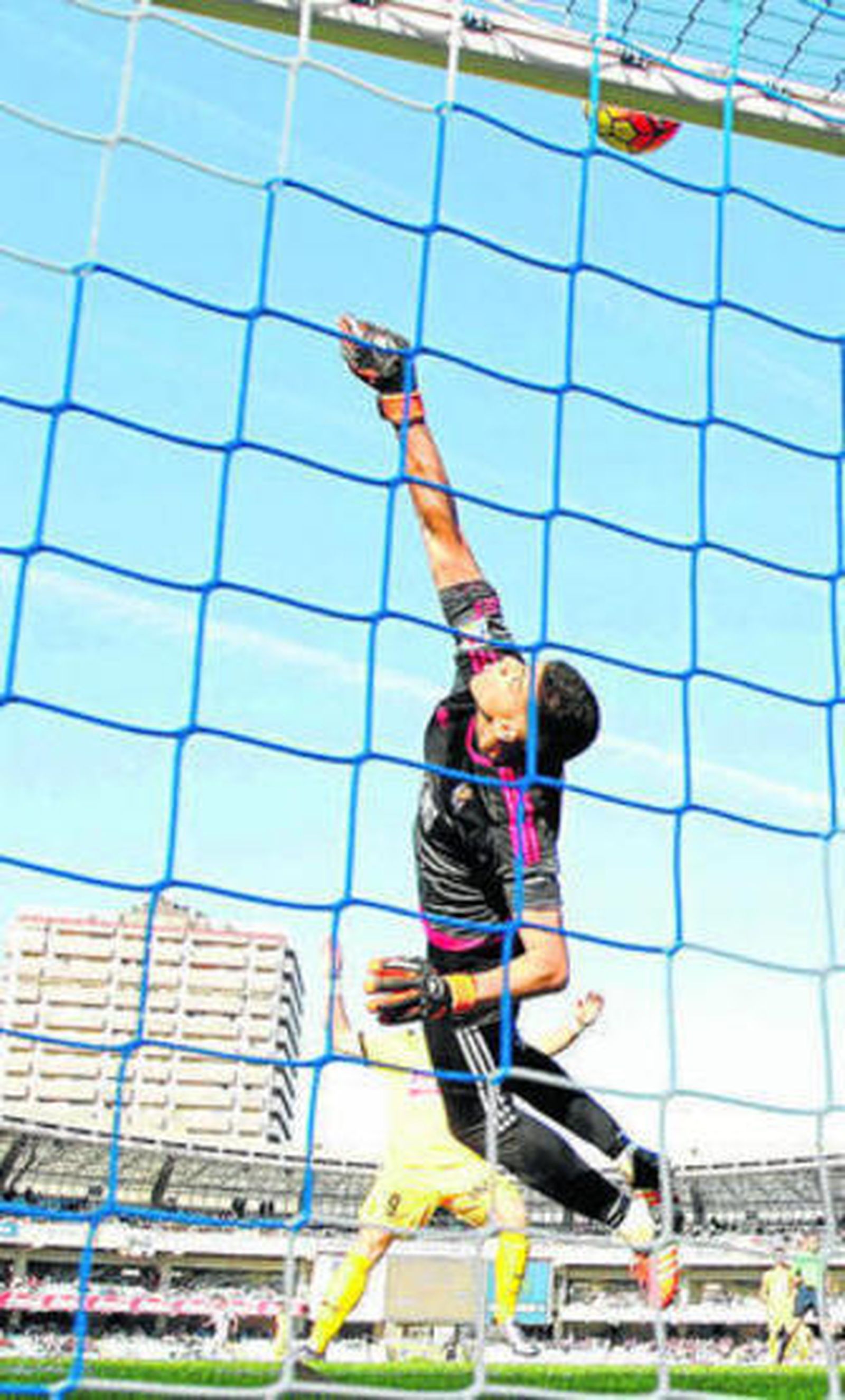 El guardameta realista Rulli se estira para salvar un gol del Eibar.