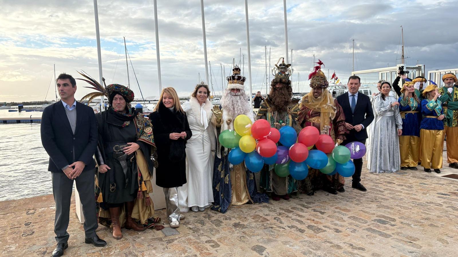 Pilar Miranda y Alberto Santana recibiendo a los tres Reyes Magos, la Estrella de la Ilusión y el Heraldo Real en el Puerto de Huelva.