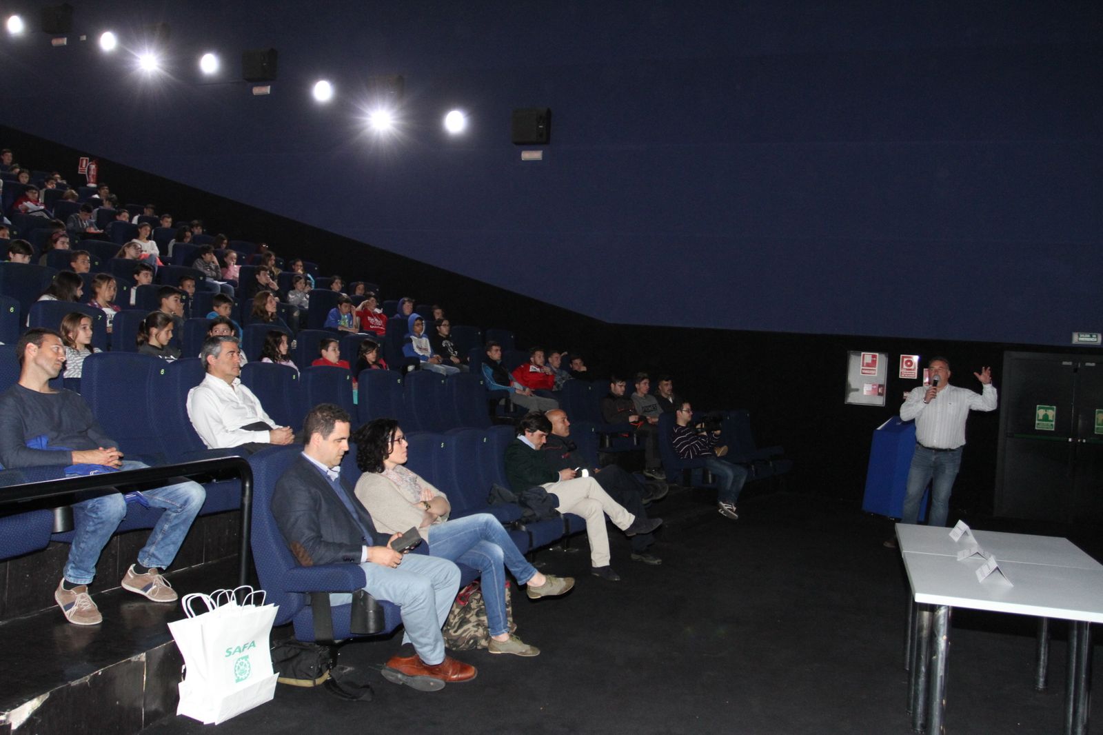 Profesores del colegio Safa-Funcadia y alrededor de 280 escolares atienden a la charla del profesor de la Onubense Juan Antonio Morales, que participa en el documental La gran ola.
