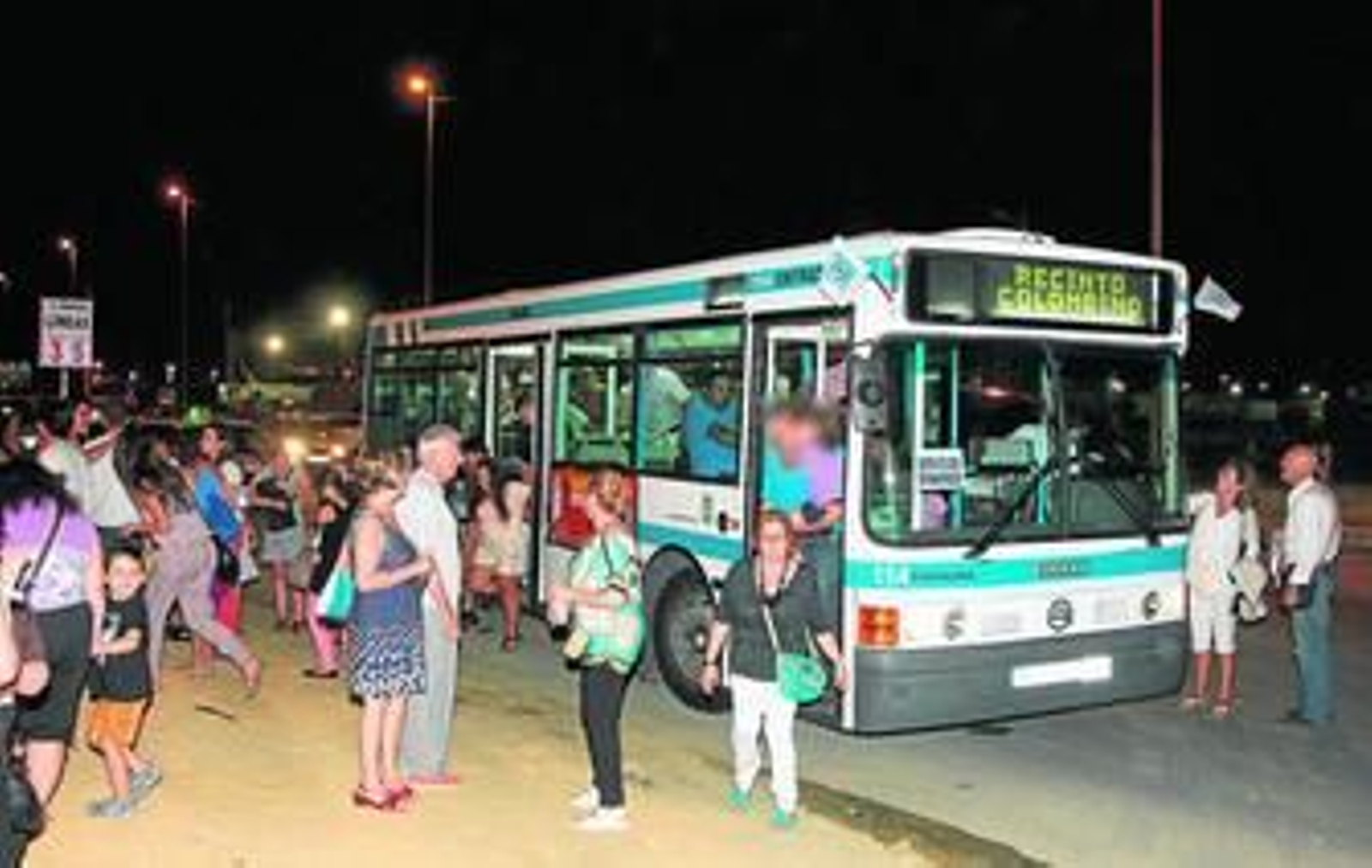 Uno de los autobuses que ayer cubrió los servicios mínimos en la jornada, a su llegada al recinto colombino.