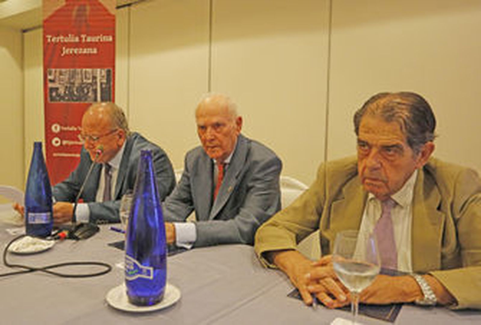 El doctor Mendoza, en el centro de la imagen.