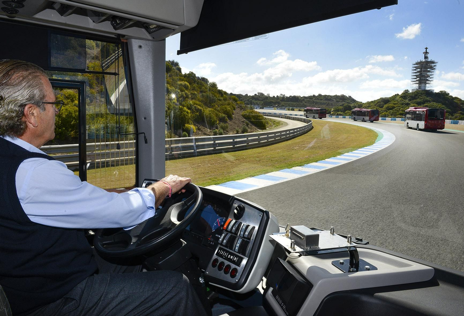 Los autobuses dando vueltas al trazado del Circuito de Jerez en sesiones de formación.