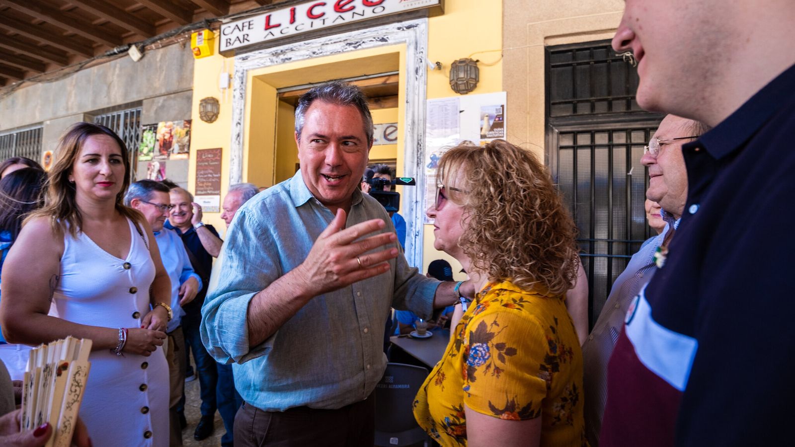 Espadas charla con algunos simpatizantes en Guadix.