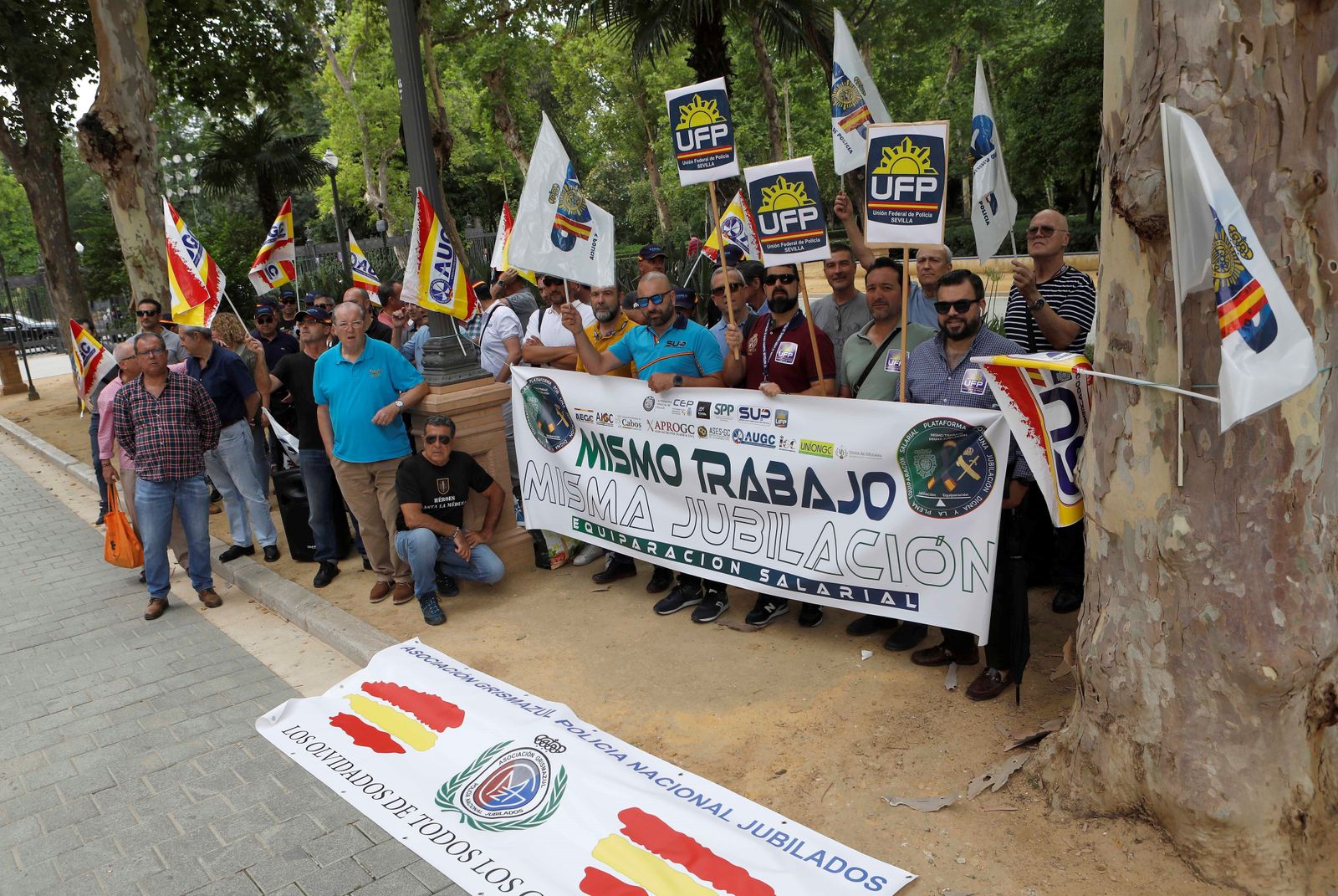 Protesta de policías nacionales y guardias civiles en Sevilla
