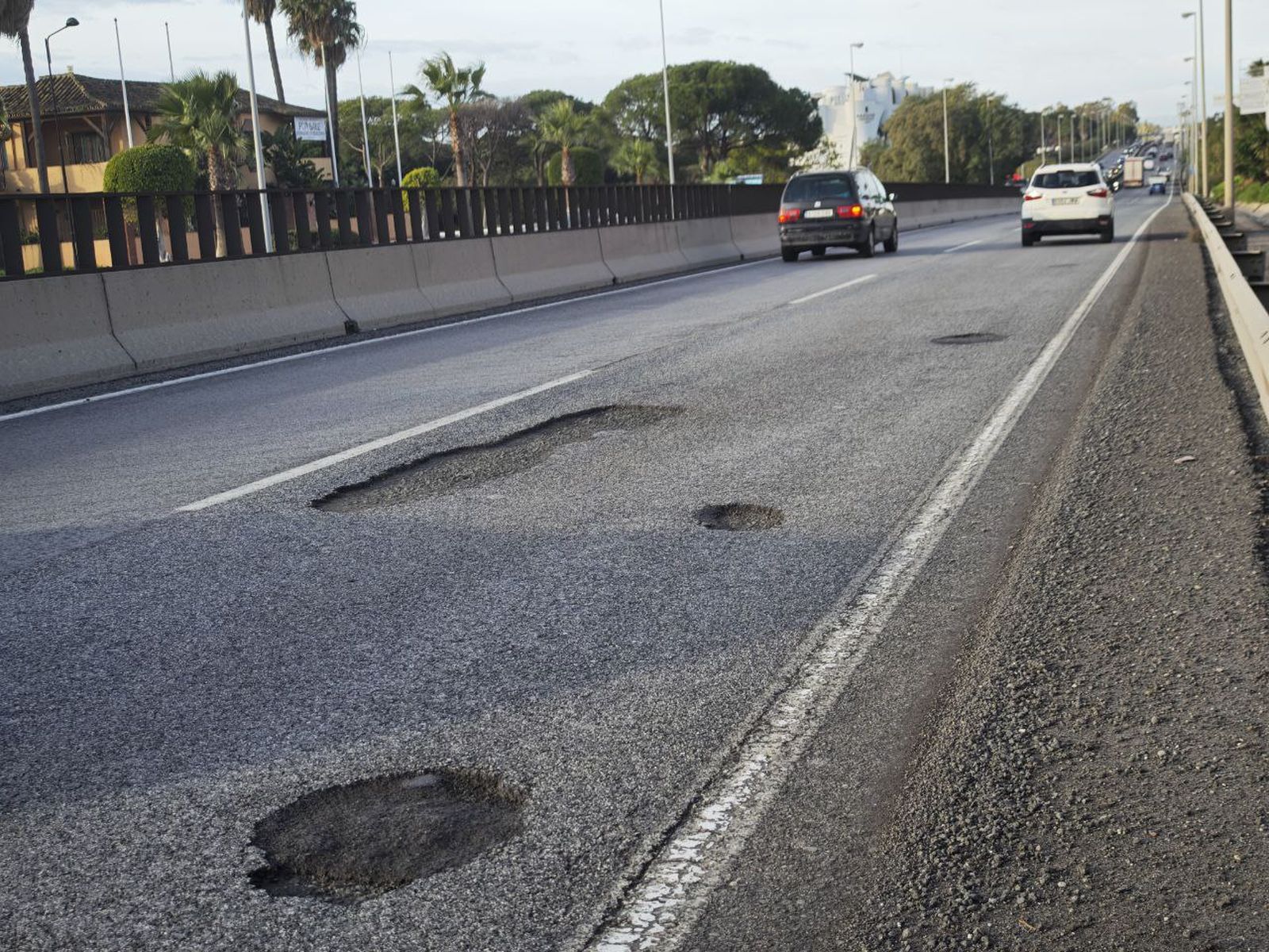 Varios socavones en la A-7 a su paso por Estepona.