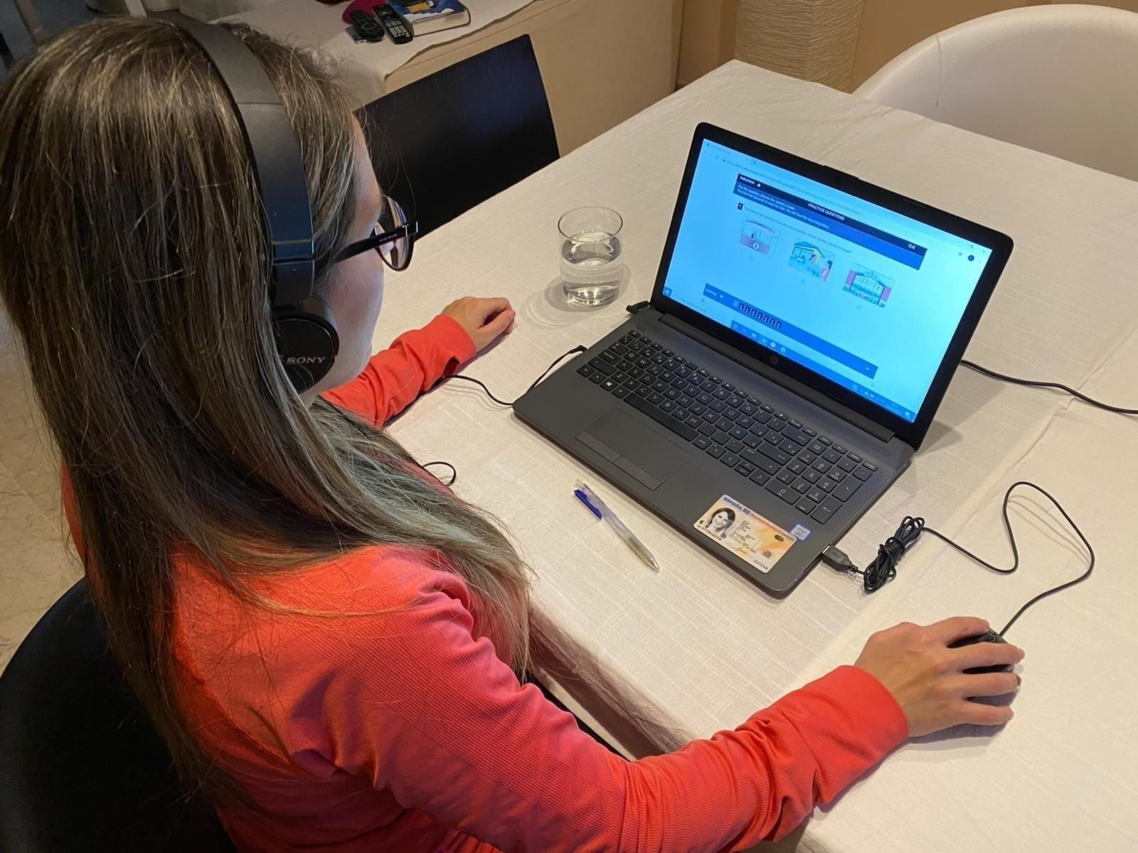 Una estudiante realiza un ejercicio de inglés online desde su domicilio.