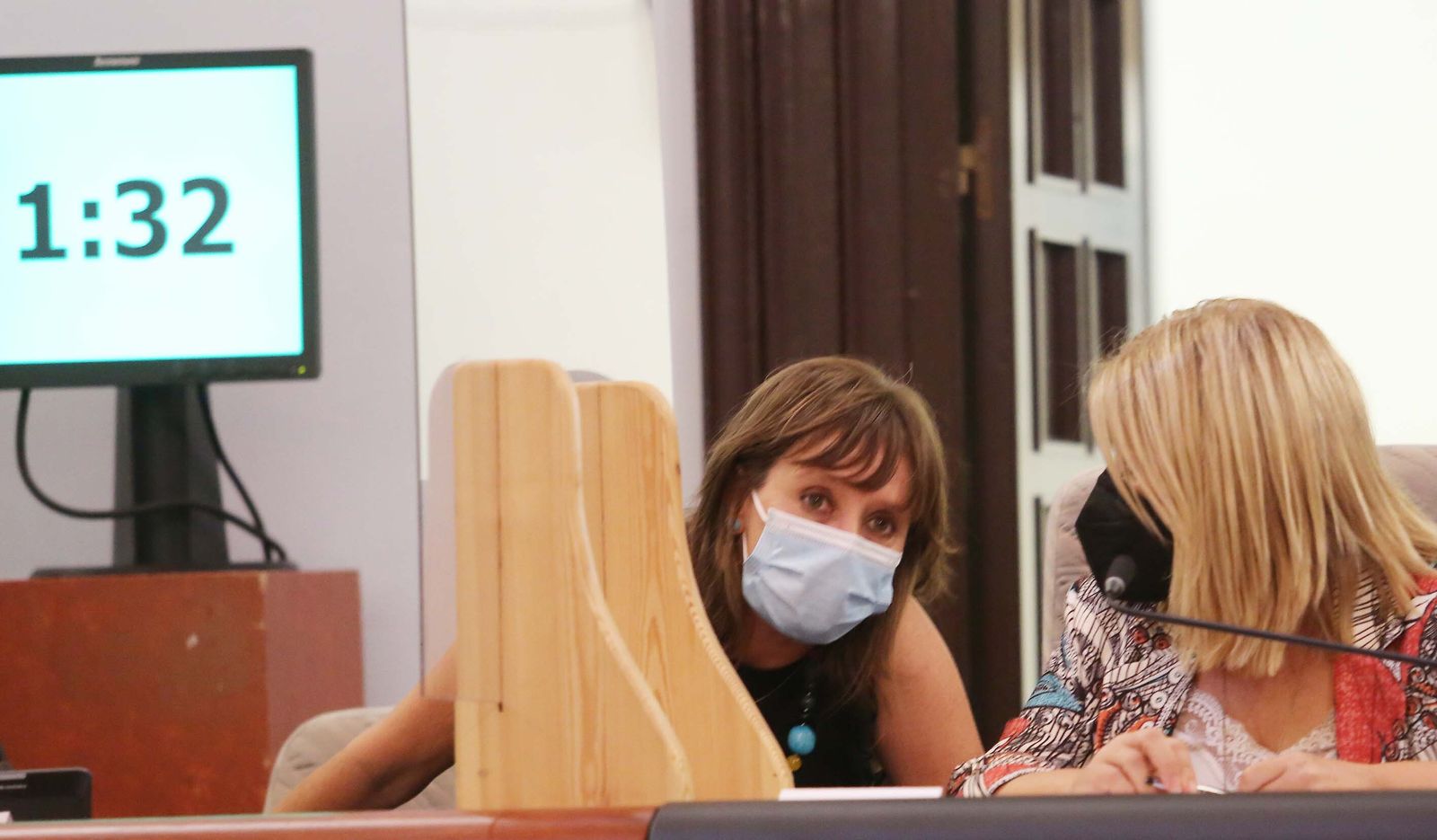 La alcaldesa y la delegada de Economía, durante el pleno celebrado este lunes.